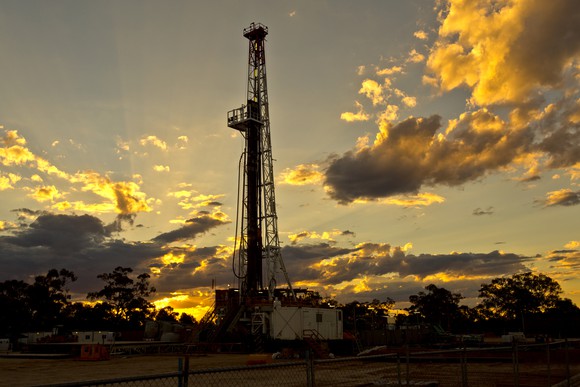 land-drilling-rig-at-sunset_large